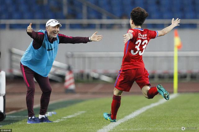 战报天皇杯：川崎前锋8:7柏太阳神，天皇杯夺冠，晋级亚洲精英赛在今天下午结束的一场日本天皇杯决赛中，川崎前锋经过点球鏖战，最终击败柏太阳神，继2020赛季之后再次夺得天皇杯冠军。